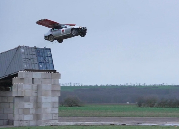 Эксперимент: как далеко может улететь BMW E39, если на нее поставить крылья самолета