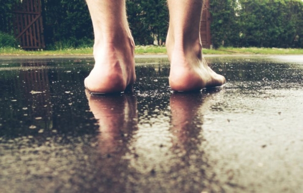 В Беларуси 26-летний молодой человек зимним утром гулял по городу голый. Подробности истории