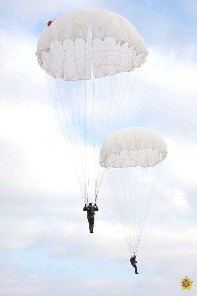 Как прошло сегодняшнее десантирование под Брестом. Фоторепортаж