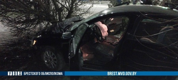 Результат пьяного вождения. В Барановичах машина вылетела на тротуар и врезалась в дерево