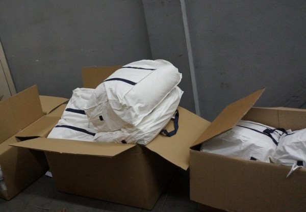 Одеяла, подушки и электрооборудование: в «Козловичах» обнаружили контрабанду на 27 тысяч рублей