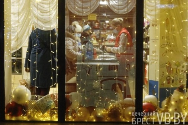 Посмотрите, как брестские заведения украсили витрины к Новому году