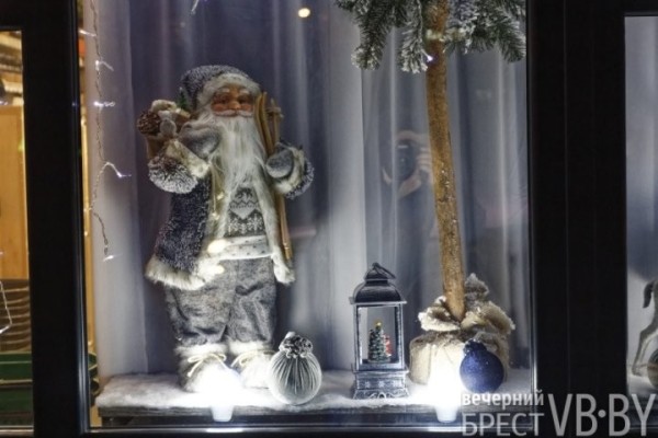Посмотрите, как брестские заведения украсили витрины к Новому году