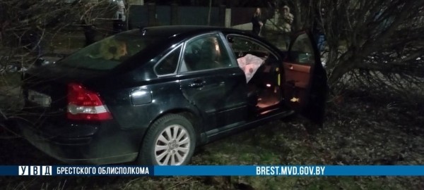 Результат пьяного вождения. В Барановичах машина вылетела на тротуар и врезалась в дерево