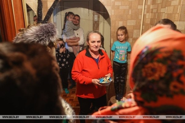 Открывай ворота, Коляда в гости пришла. Как на пинском Полесье живет народный рождественский обряд