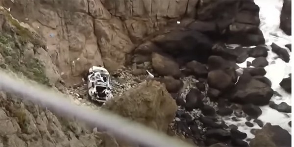 Tesla упала со скалы высотой 90 метров. Находившиеся в салоне люди выжили