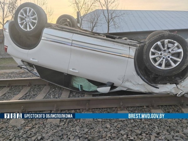 В Бресте автомобиль перевернулся на ж/д переезде