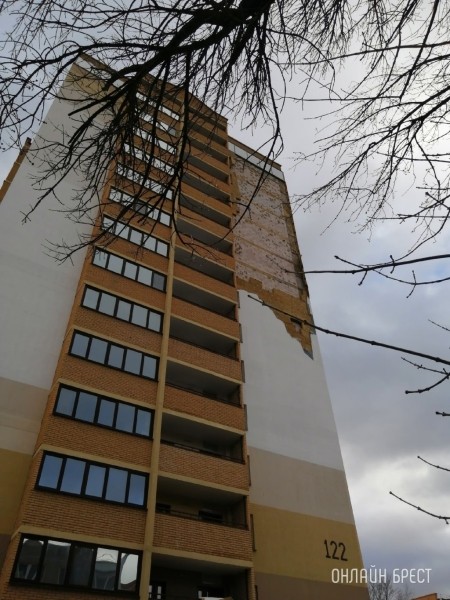 В Бресте на жилом доме, расположенном по улице Кирова, сорвано утепление