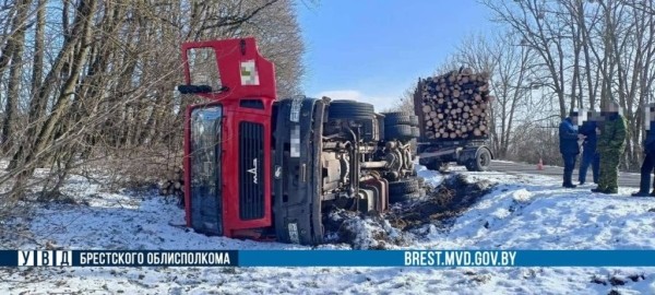 ДТП в Брестской области: грузовик с дровами уходил от столкновения с легковушкой, съехал в кювет и опрокинулся