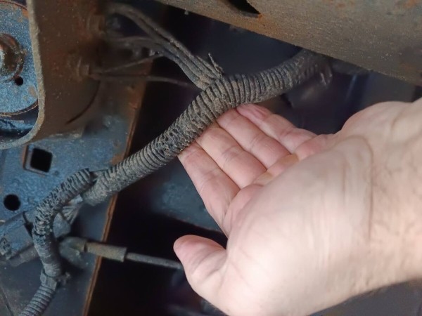 «Все гофры с проводкой посечены песком!». Белорусу так отпескоструили Cadillac, что у машины отказала электроника и кузов начал ржаветь