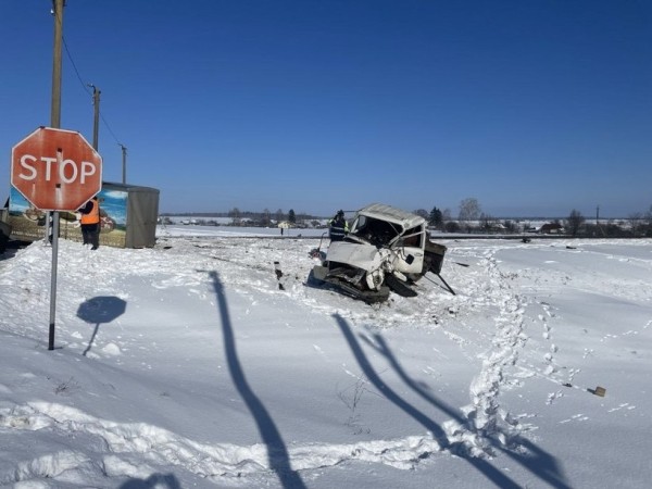 В Беларуси грузовик заглох прямо на ж/д путях. Его разорвало на части после удара локомотива В Беларуси грузовик заглох прямо на ж/д путях. Его разорвало на части после удара локомотива
