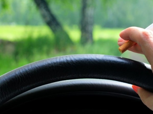 «Все вокруг пропитывается вонью». Что думают водители о курении за рулем