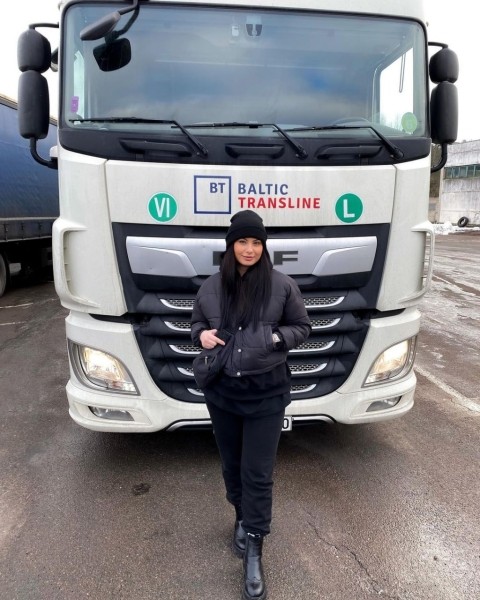 «Красивые девушки тоже идут в дальнобой»: Юлия из Гродно оставила маникюрный бизнес и теперь водит большегруз