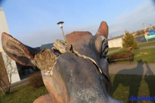 В Ляховичах пьяная компания обломала рога у инсталляции оленя