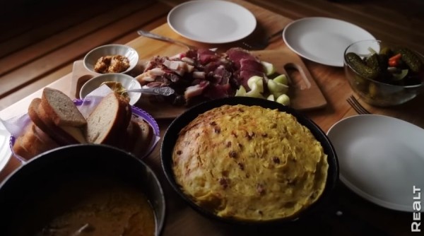 Две веранды и пять печей. Семья отремонтировала родительский дом в Брестской области и превратила его в уютную усадьбу