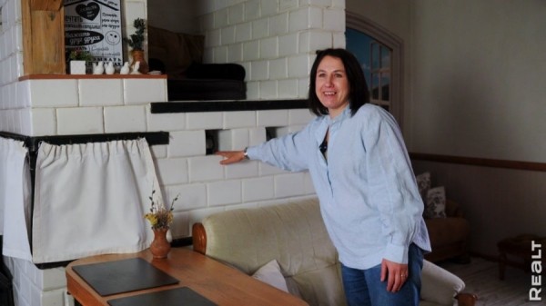 Две веранды и пять печей. Семья отремонтировала родительский дом в Брестской области и превратила его в уютную усадьбу