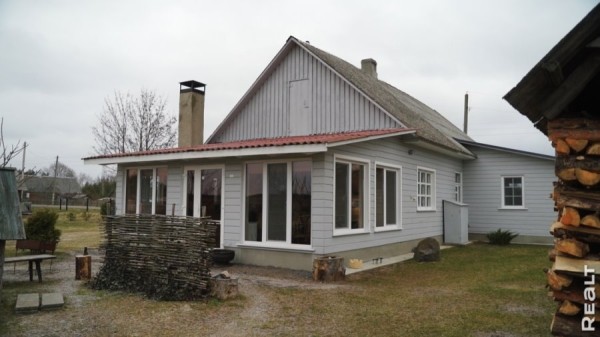 Две веранды и пять печей. Семья отремонтировала родительский дом в Брестской области и превратила его в уютную усадьбу