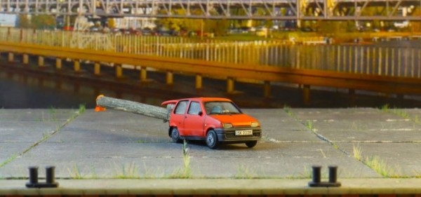 Поляки смеются над водителем Fiat, который превратил малютку в лесовоз и получает за это штрафы