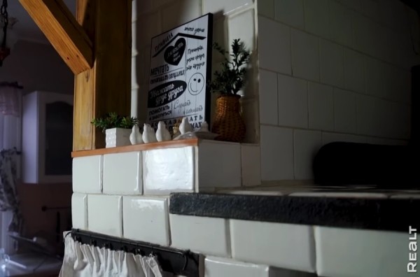 Две веранды и пять печей. Семья отремонтировала родительский дом в Брестской области и превратила его в уютную усадьбу