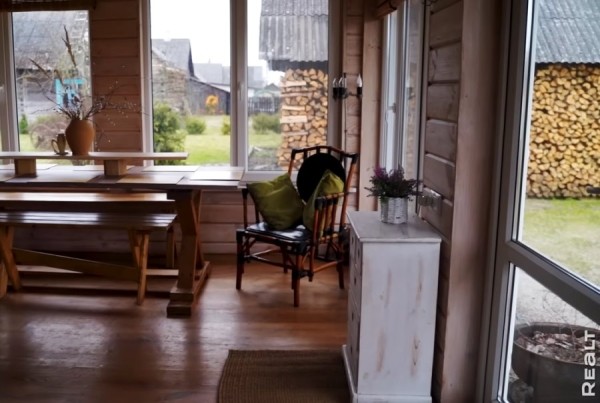 Две веранды и пять печей. Семья отремонтировала родительский дом в Брестской области и превратила его в уютную усадьбу