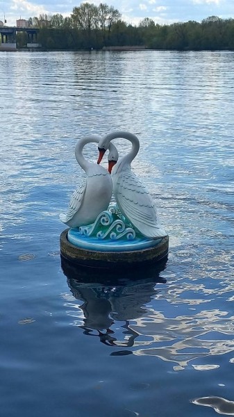 В Бресте на Набережной отреставрировали композицию «Влюбленные лебеди»