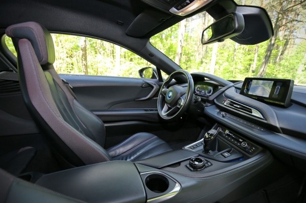 22-летний парень из Жодино купил BMW i8 за $100 тысяч — доволен?