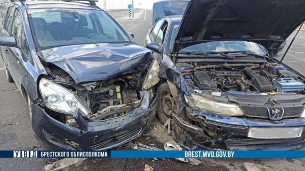 В Бресте сильно столкнулись Peugeot и Opel