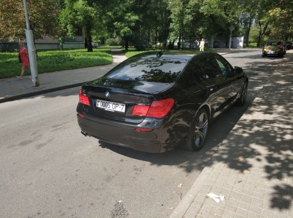 У вас номер отклеился. Странные метаморфозы с табличками