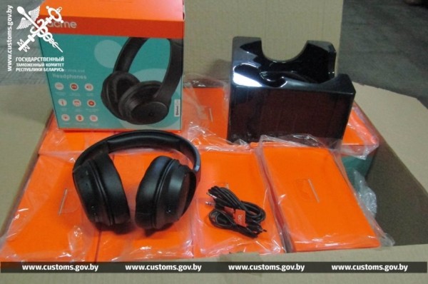 На границе задержали партию наушников и смарт-весов. Что стало причиной?