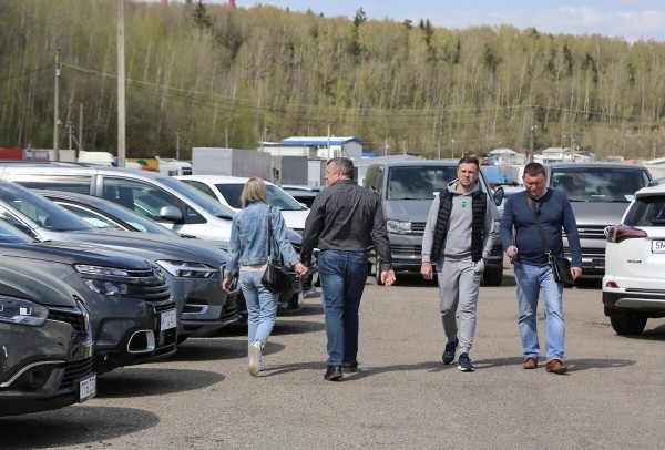 Размер зарплаты — имеет значение? Сколько нужно зарабатывать, чтобы растаможить по льготе Tesla за 50 тысяч евро