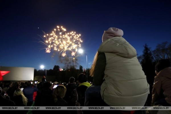 Праздничным салютом завершилось празднование Дня Победы в Бресте