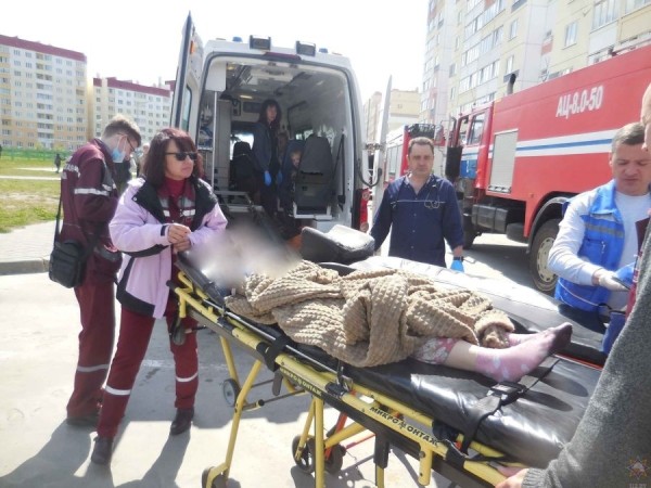 Акриловая ванна загорелась между этажами многоэтажки в Бобруйске