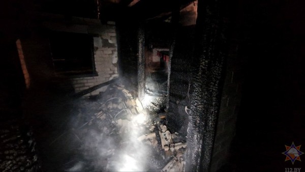 Хозяин дома был на работе. Видео пожара в Брестской области, на котором погибли 3-летняя девочка, 7-месячный мальчик и их мама