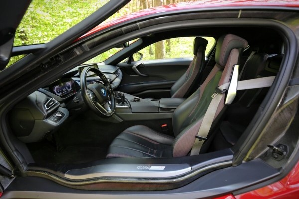 22-летний парень из Жодино купил BMW i8 за $100 тысяч — доволен?