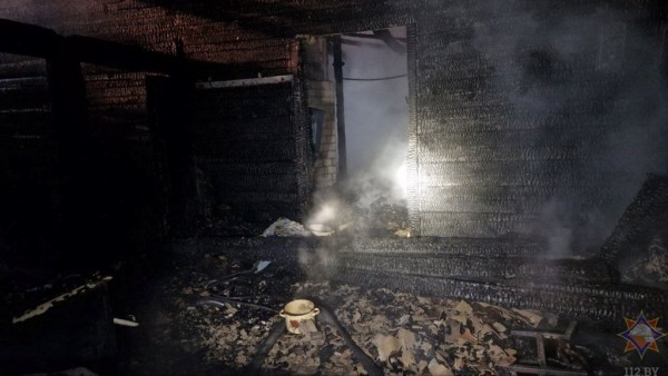 Хозяин дома был на работе. Видео пожара в Брестской области, на котором погибли 3-летняя девочка, 7-месячный мальчик и их мама