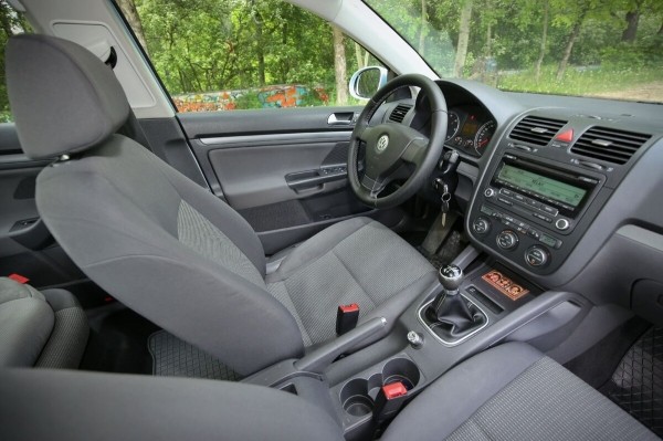 «Брал новым у дилера в 2009 году». Белорус показал VW Jetta 1.9 TDI, который до сих пор обслуживает у «официалов»