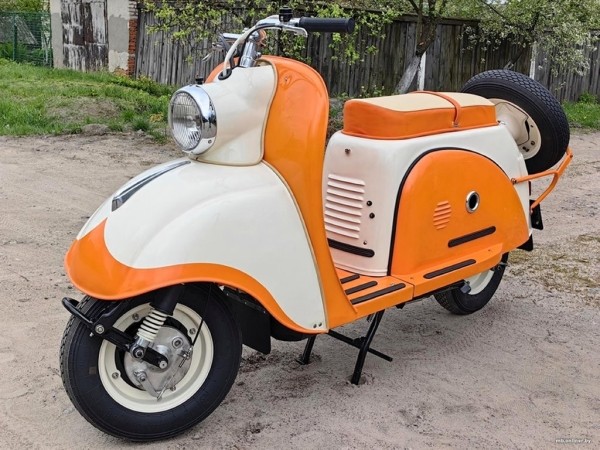 Белорус восстанавливает советские мотороллеры на продажу