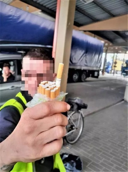 Чудеса контрабанды: сигареты извлекли из рамы велосипеда