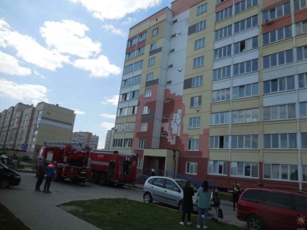 Акриловая ванна загорелась между этажами многоэтажки в Бобруйске