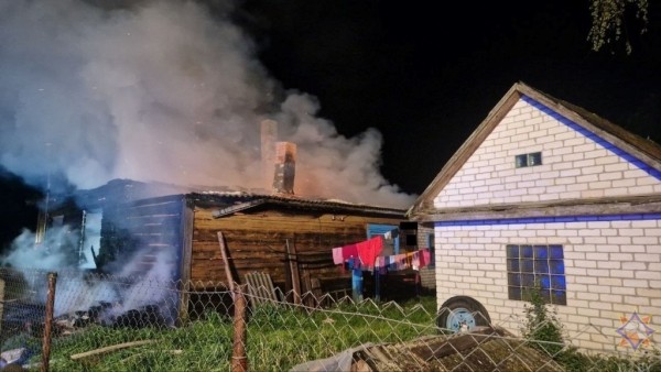 Хозяин дома был на работе. Видео пожара в Брестской области, на котором погибли 3-летняя девочка, 7-месячный мальчик и их мама