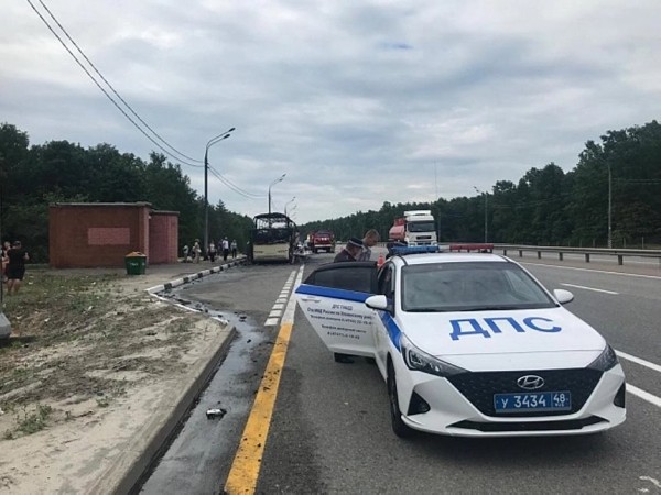 Туравтобус из Беларуси сгорел на трассе «Дон» в Липецкой области