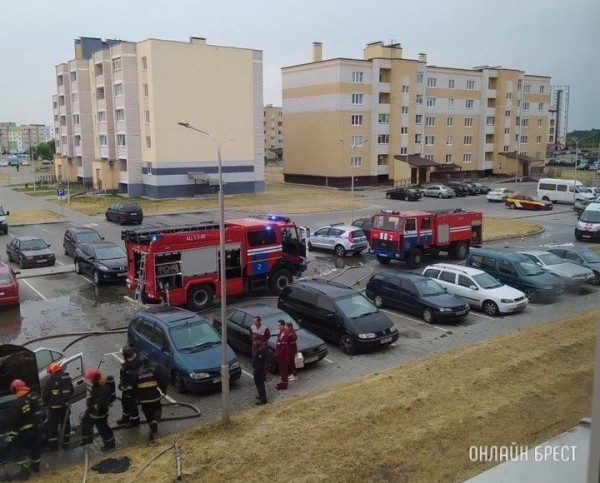 В Кобрине на парковке загорелся автомобиль