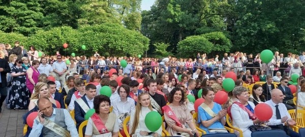Праздник для выпускников «Алые паруса» прошел в Бресте