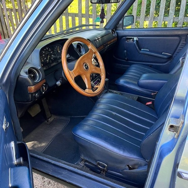 «Машинка для ценителей». Сколько стоит 40-летний Mercedes невероятного голубого цвета?