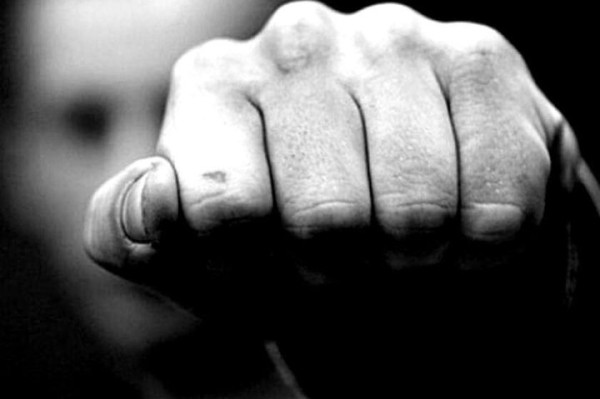 В Беларуси ревнивец сломал нос и повредил машину коллеге жены