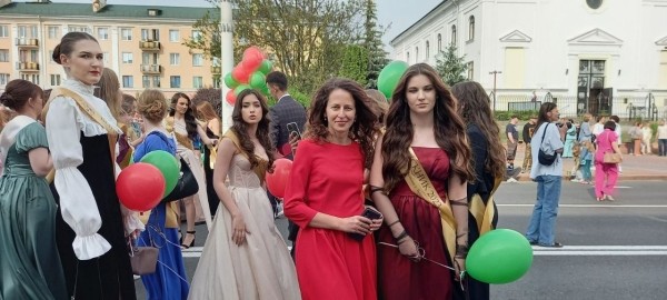 Праздник для выпускников «Алые паруса» прошел в Бресте