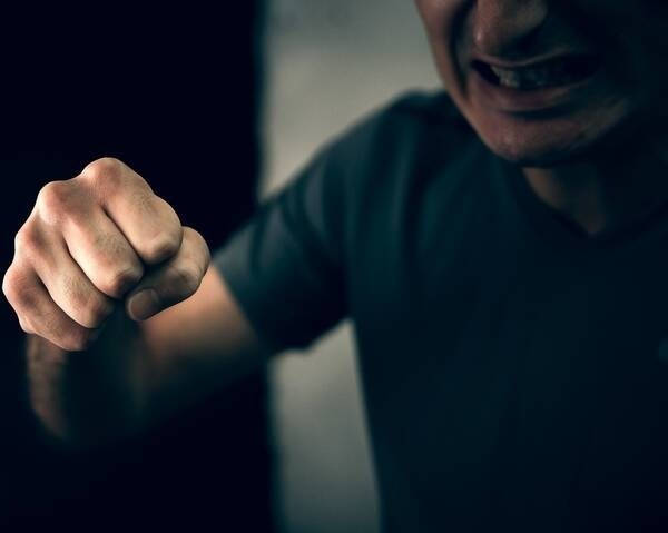 В Пинске пьяный мужчина избил на улице 12-летнюю девочку