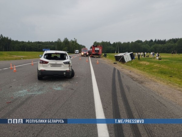 Под Витебском опрокинулся туристический автобус
