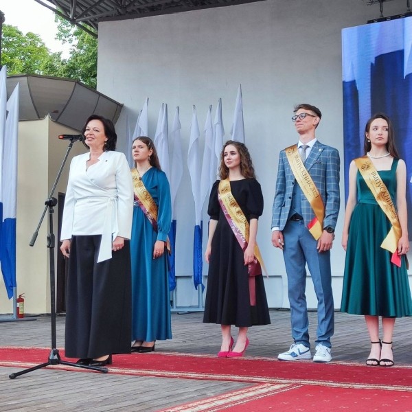Праздник для выпускников «Алые паруса» прошел в Бресте