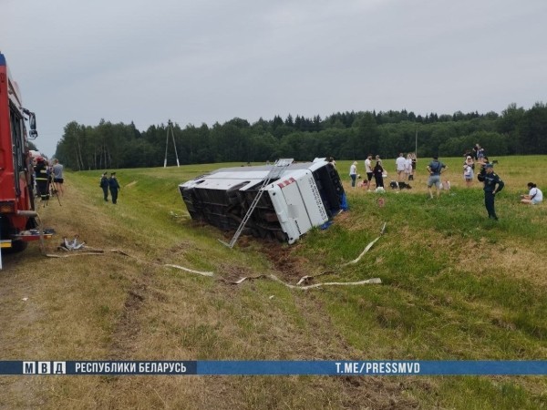 Под Витебском опрокинулся туристический автобус